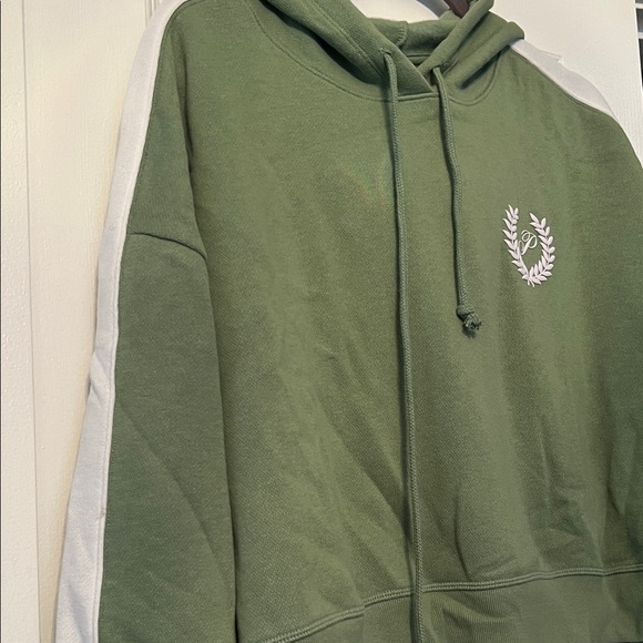 NWOT VS PINK CROP HOODIE W/SHORTS SET - Picture 3 of 11